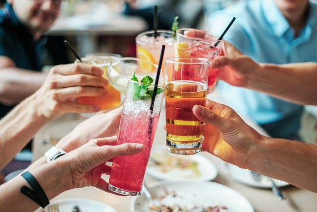 Meester in mixologie: essentiële doseer- en serveertools voor cocktails